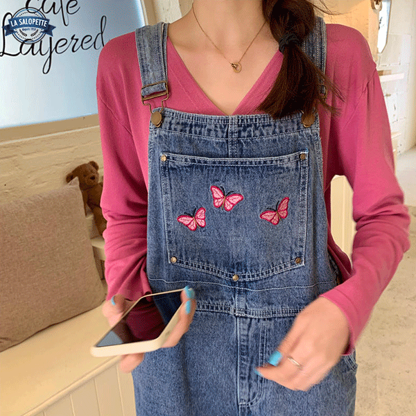 Latzhose aus Jeans Schmetterlingsstickerei