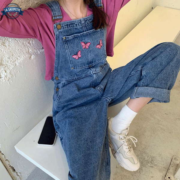 Latzhose aus Jeans Schmetterlingsstickerei